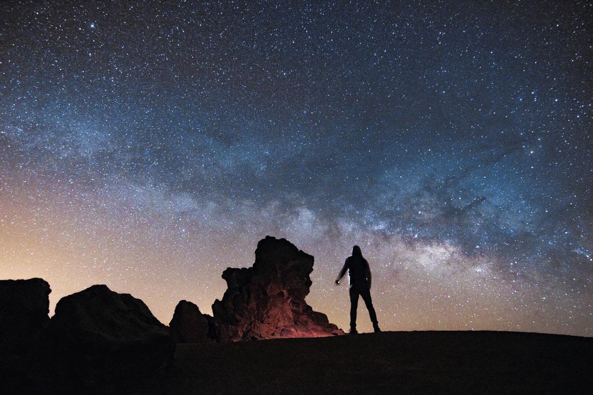 Les roches du cratère constituent des avant-plans très appréciés des astrophotographes.