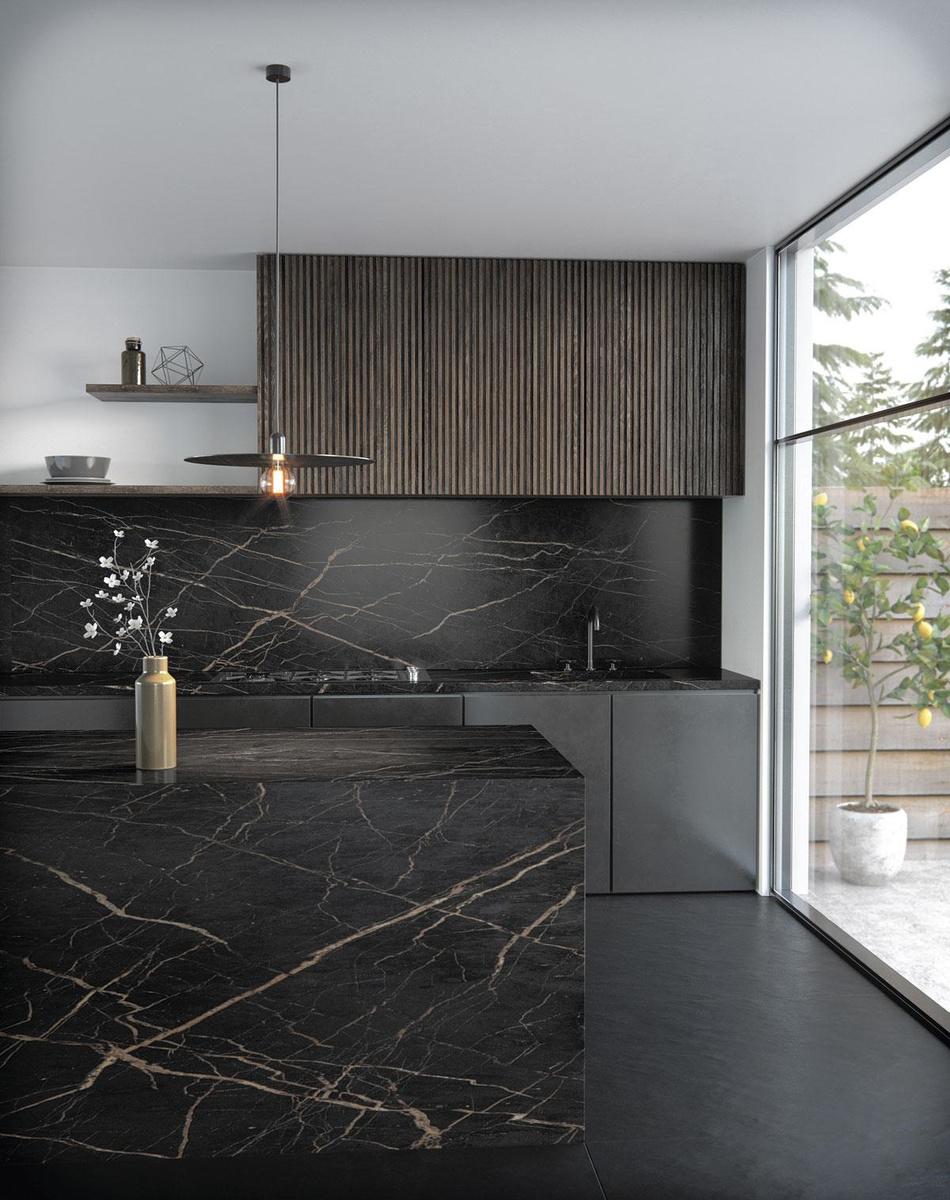 Du côté de Cosentino, le Dekton, résistant aux rayures et aux taches, apporte un fini très luxe.