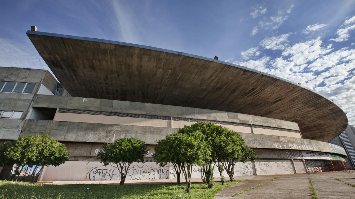 Stade Serra Dourada, à Goiânia au Brésil, conçu par Paulo Mendes da Rocha