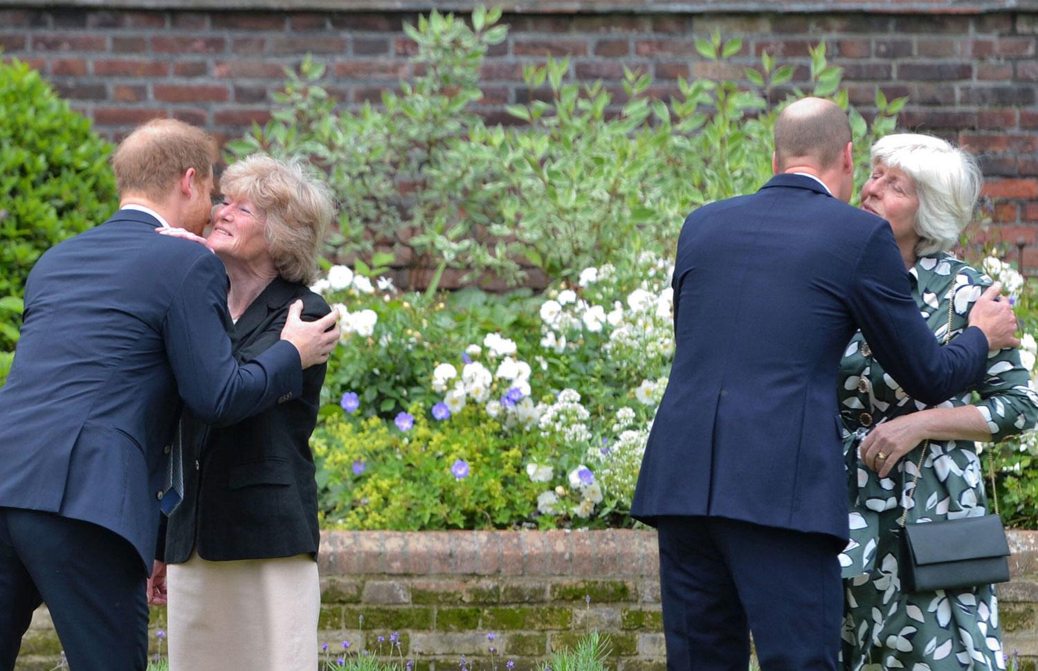 Harry et William saluent leurs tantes, les soeurs de Diana, Lady Sarah McCorquodale et Lady Jane Fellowes