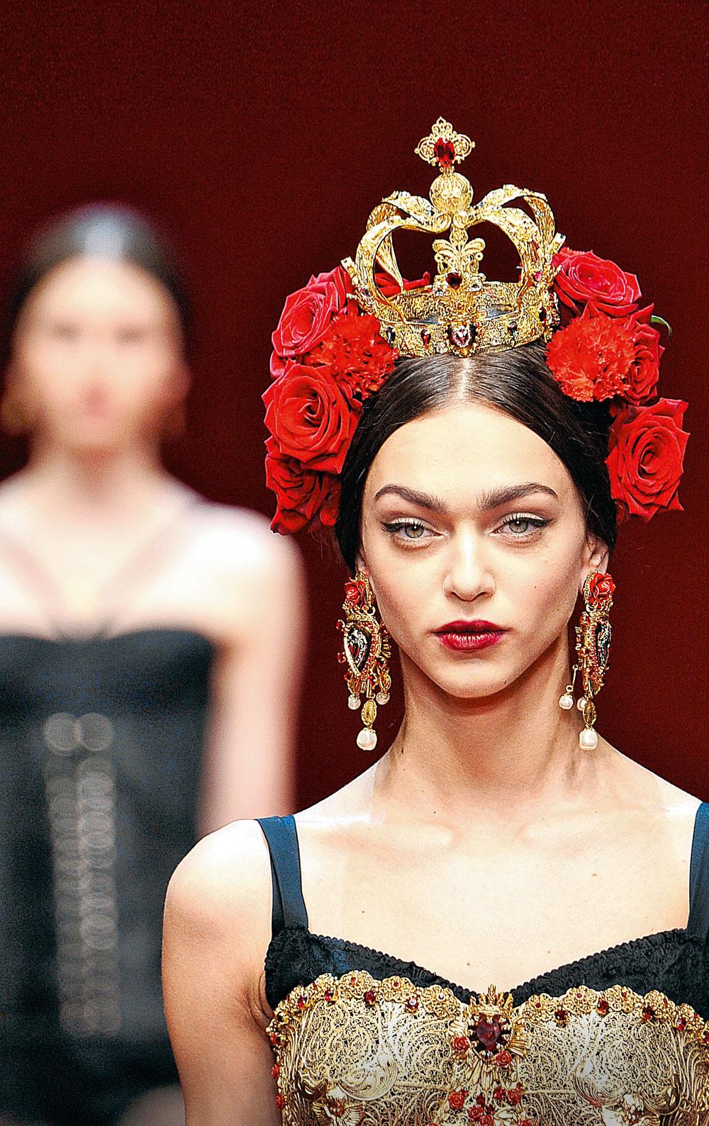 Un des trois créateurs qui se sont nourris de l'intemporelle Frida. Dolce & Gabbana, printemps-été 15.