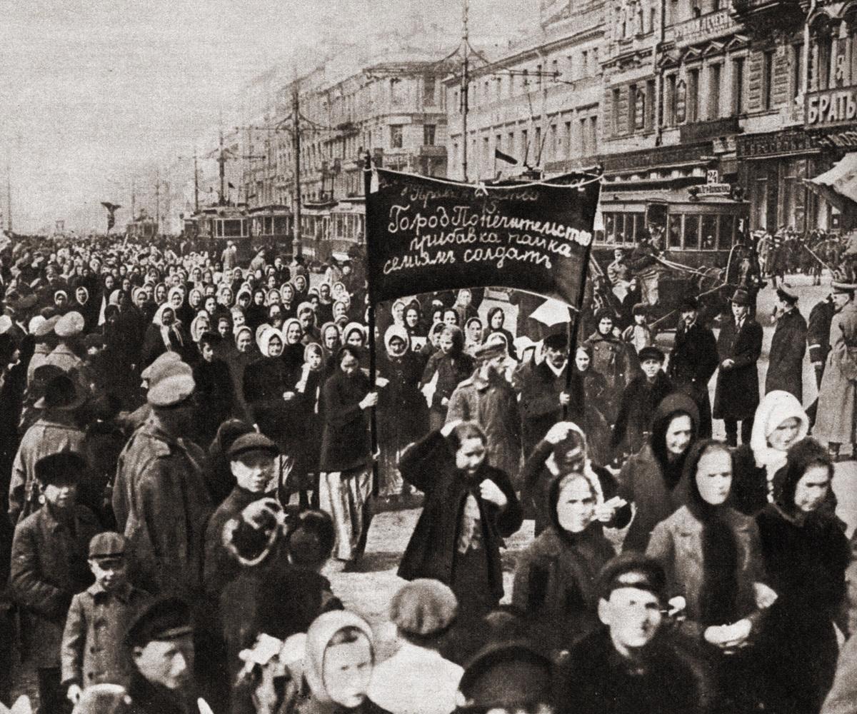 Des femmes en lutte à Petrograd : des ouvrières du textile en procession se sont dirigées vers la mairie pour demander l'augmentation des rations de pain aux familles des soldats. La manifestation, non autorisée par les syndicats, a eu lieu lors des commémorations de la Journée internationale de la femme. Cet événement a donné lieu aux protestations les plus massives qui ont ensuite abouti à la révolution. Photographie, Russie, Petrograd, 8 mars 1917.