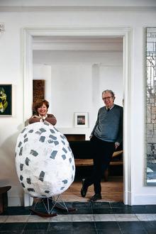 Karin et Xavier Donck ont une passion commune pour l'art contemporain et posent ici avec une sculpture de Tobias Putrih évoquant un oeuf sur une chaise Eames.