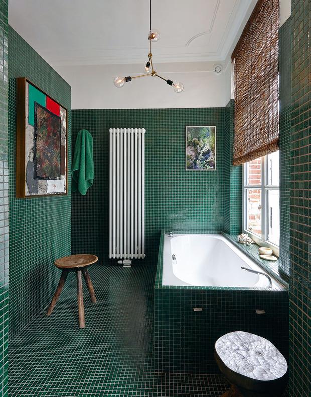 Dans la salle d'eau, les mosaïques vertes rappellent les intérieurs de Gio Ponti. 
