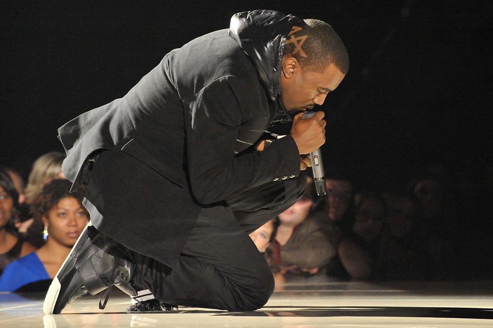 Kanye West sur la scène des Grammy Awards 2008, chaussé de ses Nike Yeezy 1