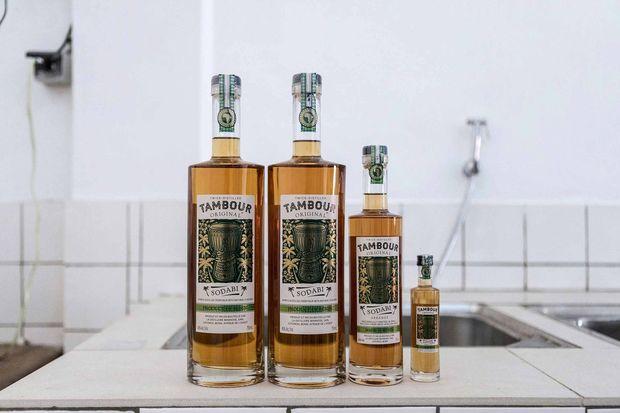 Tambour, la marque béninoise de sodabi, qui reçu en 2015 la médaille d'argent au concours de liqueurs le plus prestigieux d'Amérique du Nord.