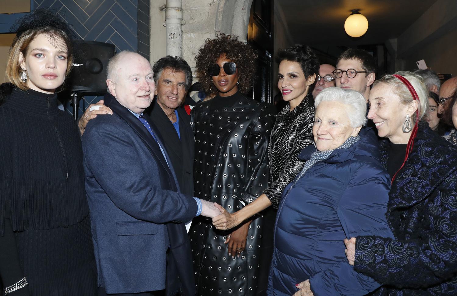 Christophe Von Weyhe entouré de Natalia Vodianova, Jack Lang, Naomi Campbell, Farida Khelfa, une invitée et Carla Sozzani lors de l'hommage à Azzedine Alaia dans le cadre de la Fashion Week de Paris, le 20 janvier 2019 à Paris, France.