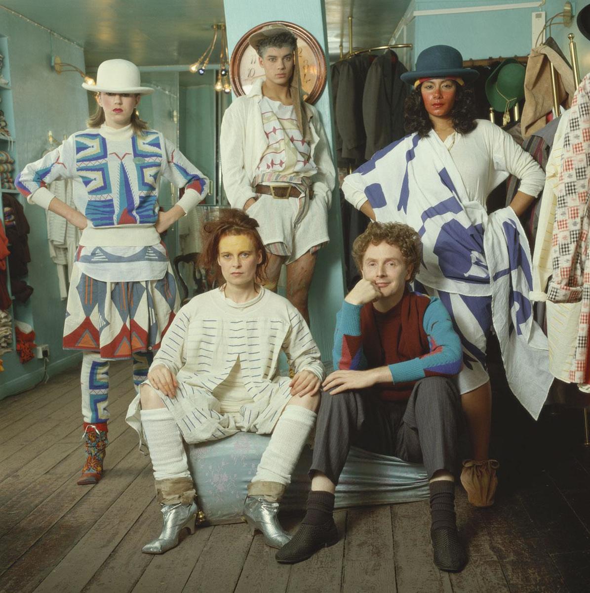 Vivienne Westwood en bottes argentées. A ses côtés, son ex-partenaire Malcolm McLaren, dans leur boutique sur King's Road à Londres, vers 1985.