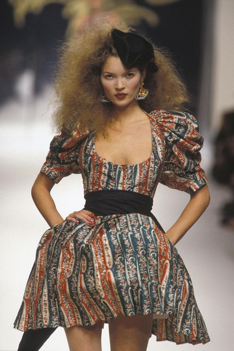 Kate Moss défilant pour sa collection été 1995 à Paris, en octobre 1994.