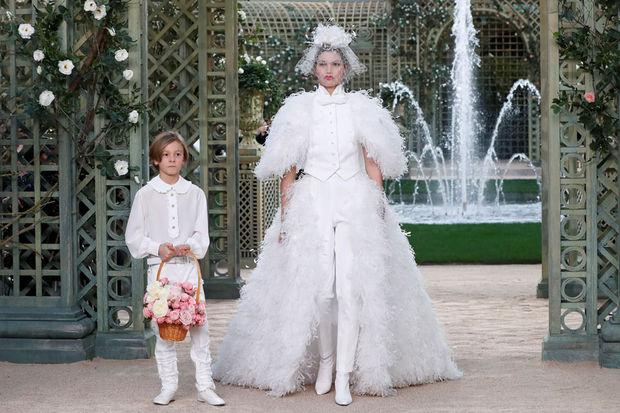 Haute couture: La femme est romantique chez Chanel et Givenchy, fatale chez Alexandre Vauthier