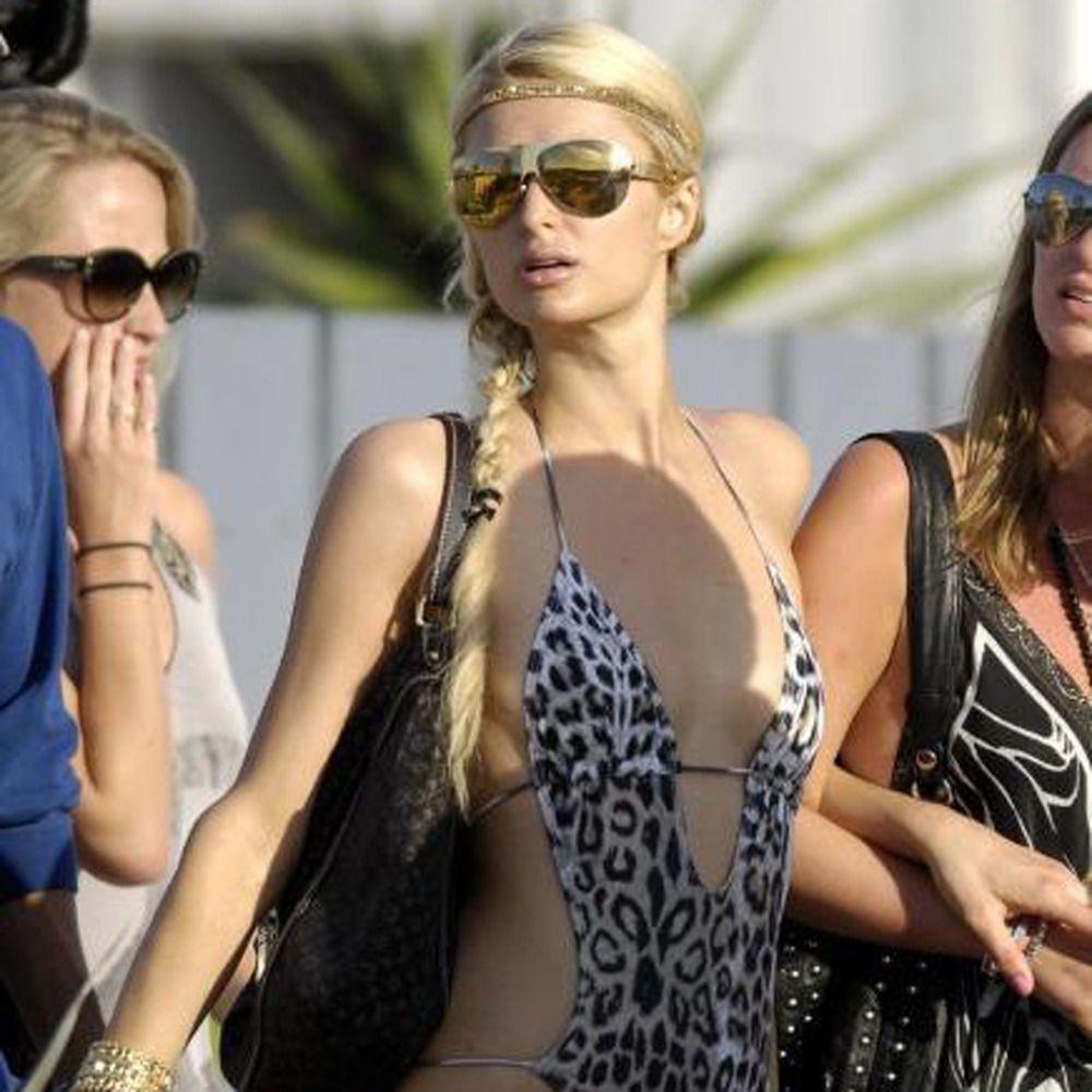 Paris Hilton joue la provoc' avec un trikini léopard.