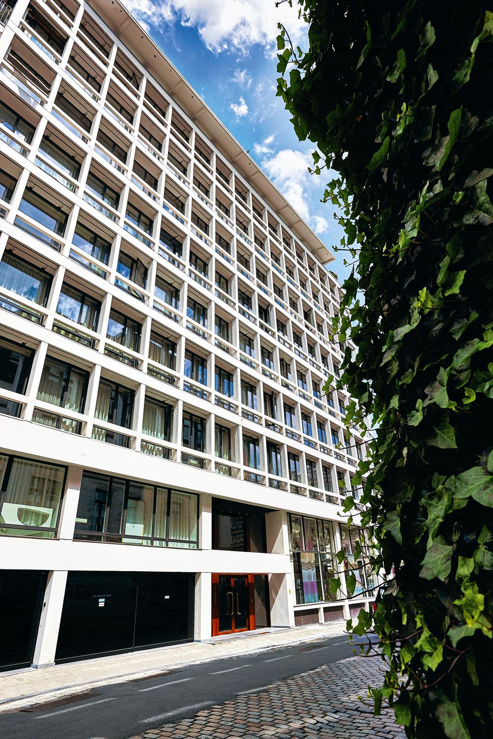 La façade rappelle la Cité Radieuse de Le Corbusier.