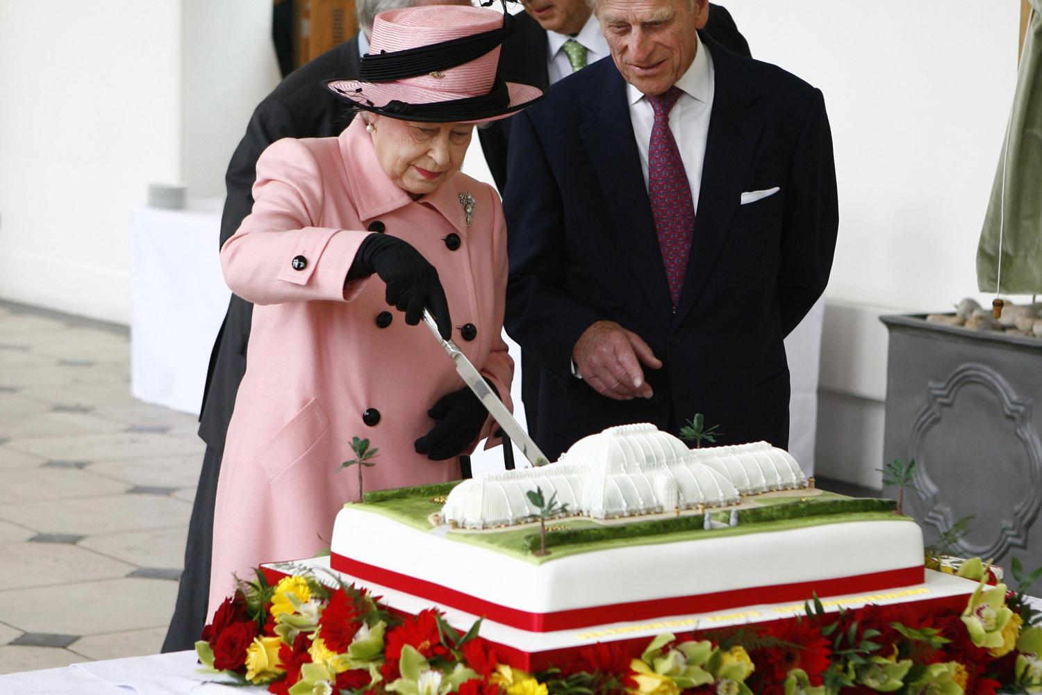 La reine Elizabeth à la découpe du gâteau en 2009, aux côtés de Philip