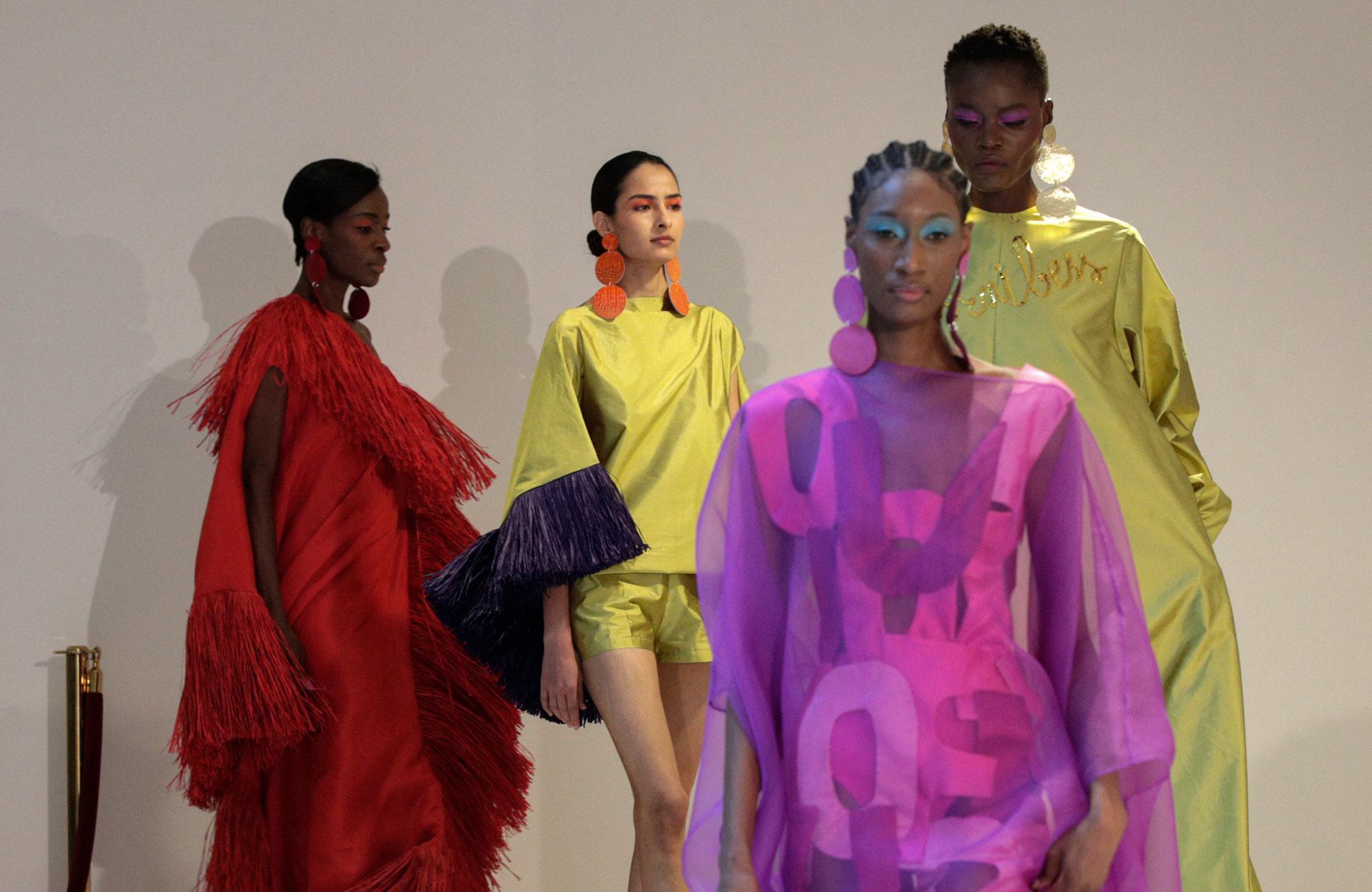 Haute couture à Paris: une armée d'impératrices et du multiculturalisme pour cette dernière journée