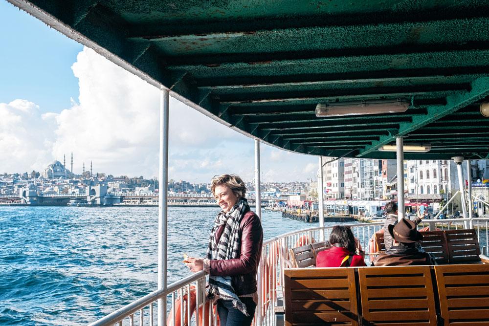Melody De Visscher, à bord du Vapur qui relie les deux rives d'Istanbul.
