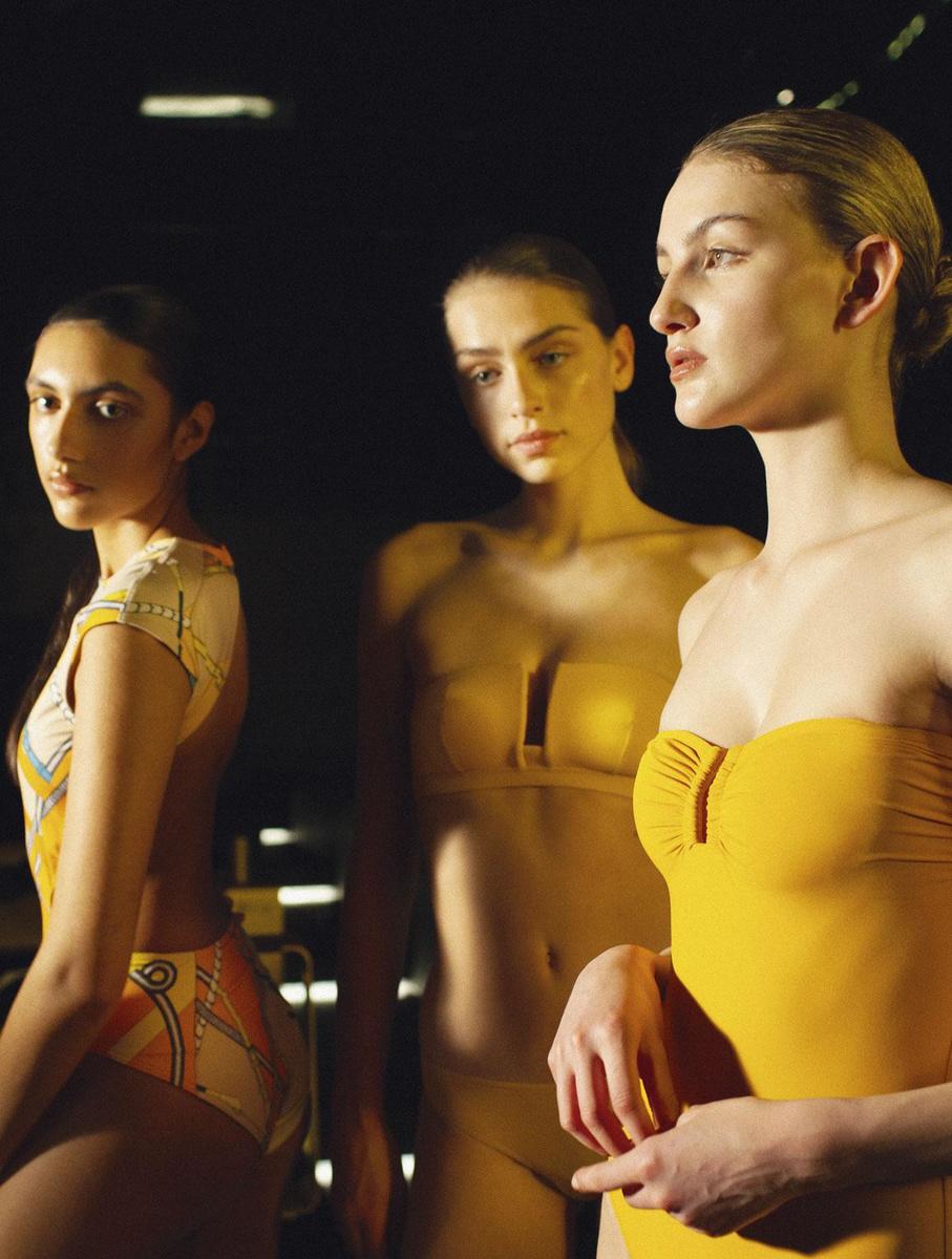 De gauche à droite. Sara: Maillot de bain dos nu, Hermès. Emmanuelle: Bikini jaune ocre, Maison Lejaby.  Nina: Maillot de bain jaune ocre à bretelles amovibles, Eres.
