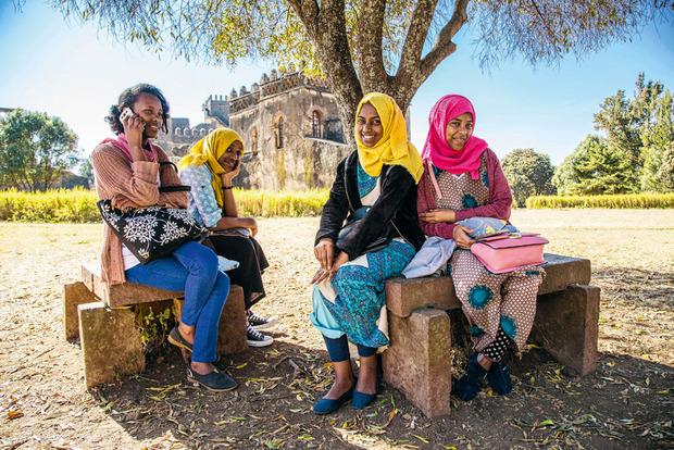 A Gondar, ces jeunes étudiantes visitent les ruines des châteaux construits par la famille impériale au xviie siècle.