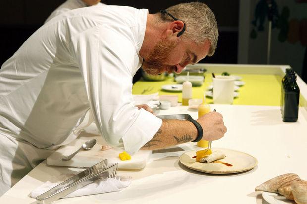 En 2012, le chef ALex Atala donne une leçon de cuisine au public, au cours de laquelle il prépare un poisson, l'un de ses produit favori comme en témoignent ses tatouages...