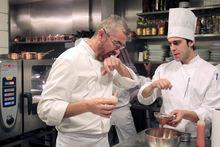 En 2011, le chef goûte une sauce, dans les cuisines de son restaurant D.O.M à Sao Paulo