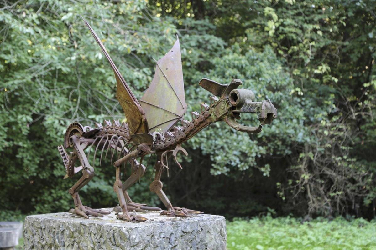 Sculpture en forme de dragon qui orne le sentier de l'étrange