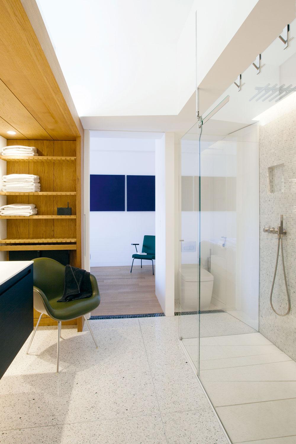 La salle de bains est implantée carrément dans le couloir des chambres et s'isole grâce à des coulissants de part et d'autre.