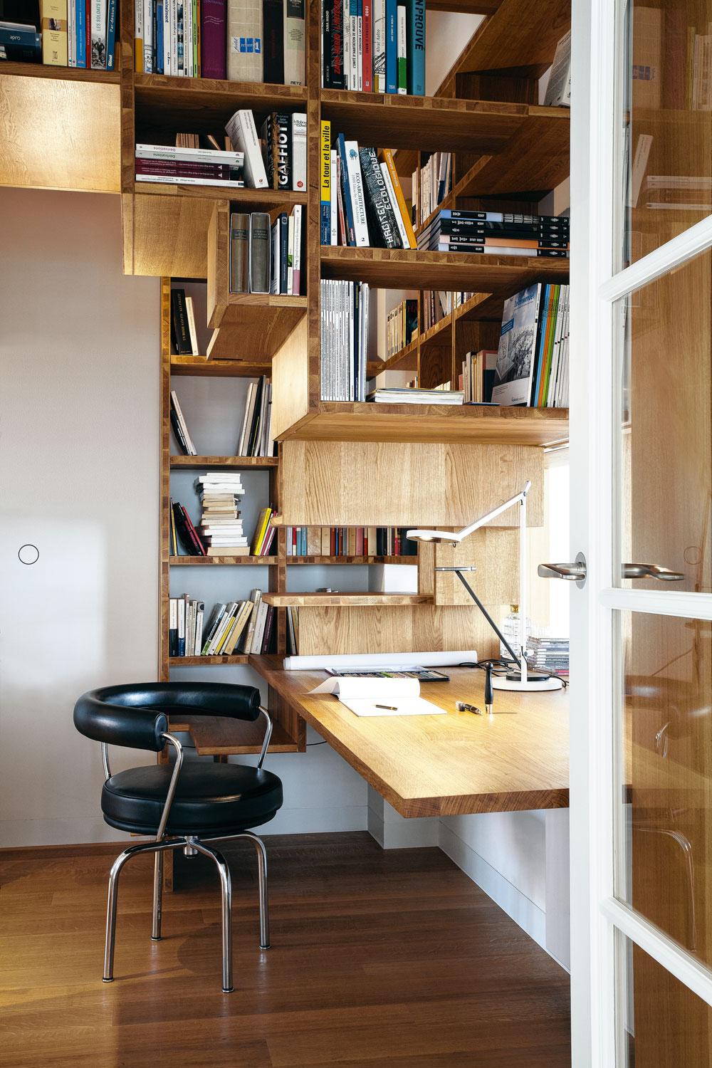 Ce bureau-escalier-bibliothèque est un véritable casse-tête constructif qui démontre le talent du concepteur.