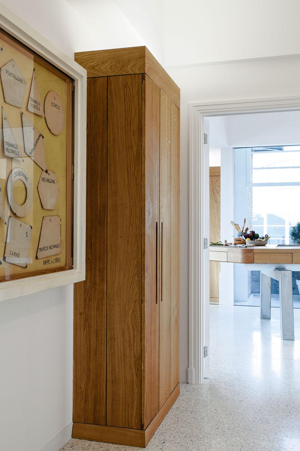 Dans le hall d'entrée, une oeuvre de Jacques Charlier et déjà une vue vers le meuble de cuisine sculptural.