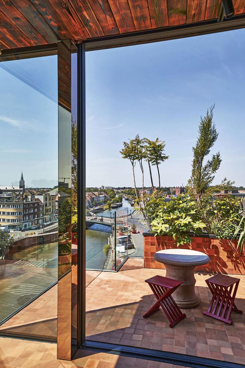 Sur la terrasse, les palmiers, albizia, figuiers et bananiers donnent une touche exotique au penthouse.