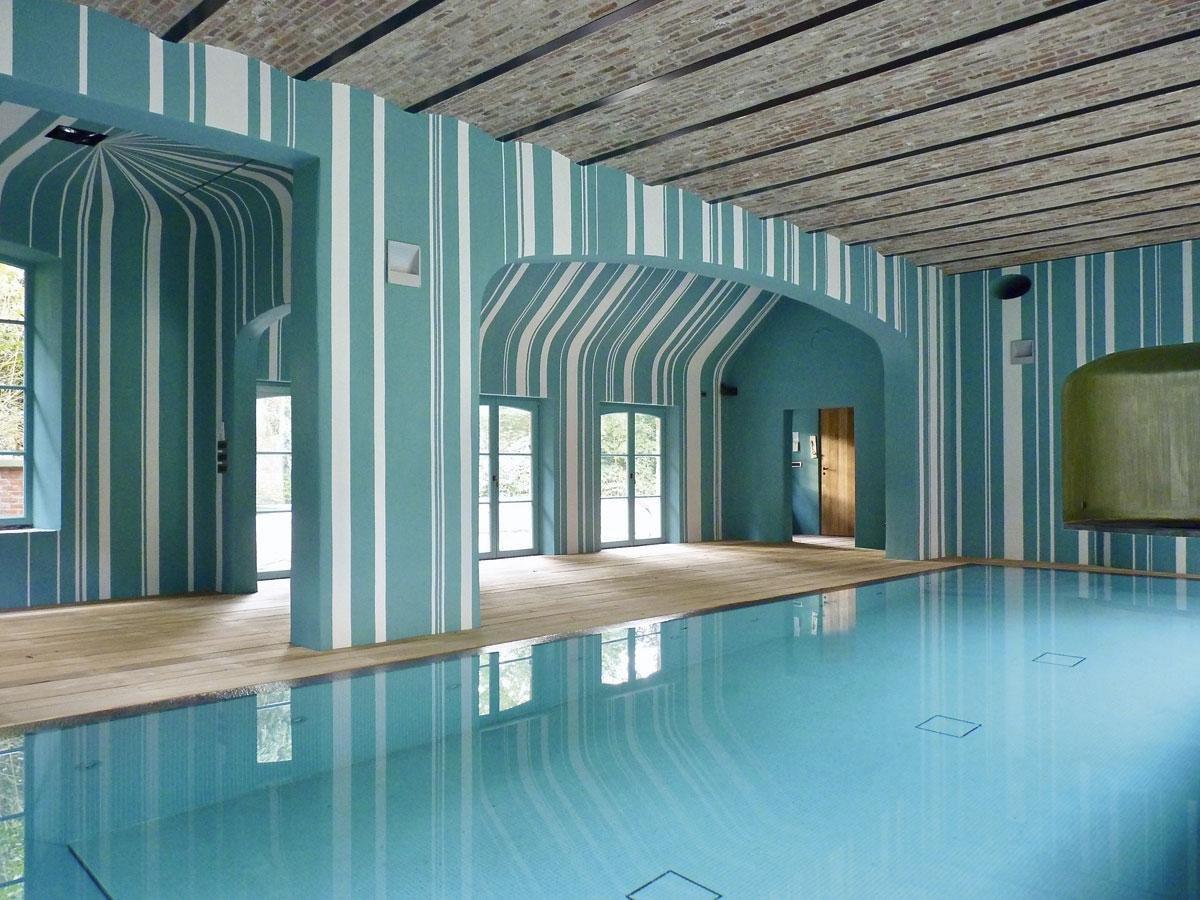 Jean-Philippe Demeyer a transformé cette piscine en s'inspirant d'un code-barres XXL.
