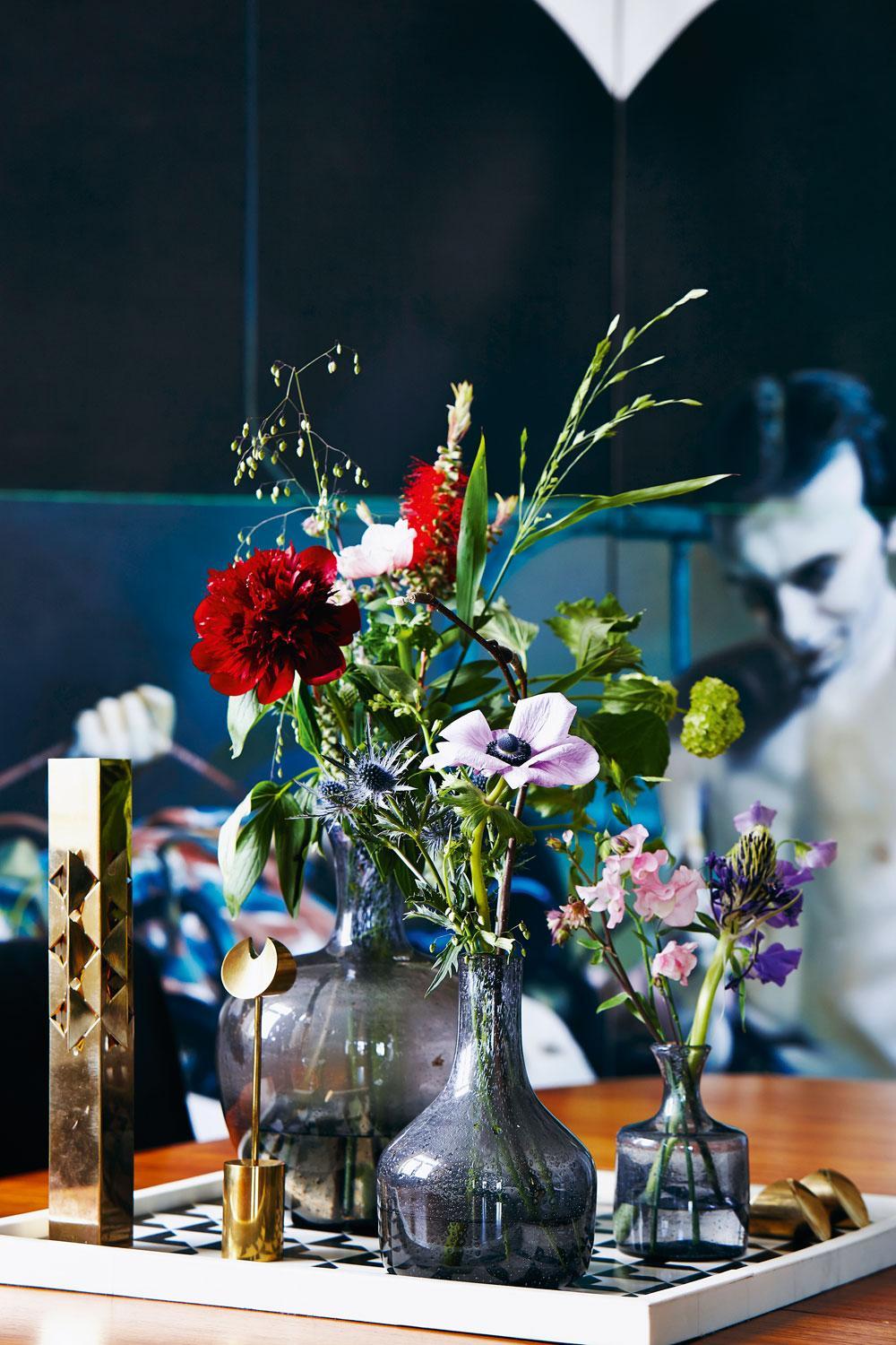 A gauche, un chandelier en laiton de Pierre Forsell datant de 1969. Les vases en verre d'Erik Höglund, produits par Kosta Boda, viennnent de la même époque. La composition florale est d'Elodie Mouton, une amie de Christophe.