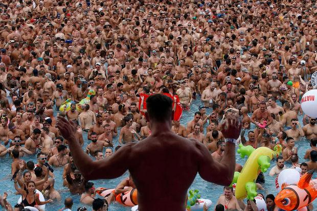 Pool party pendant le festival gay et lesbien Circuit Festival à Vilassar de Dalt, près de Barcelone, en août 2016 