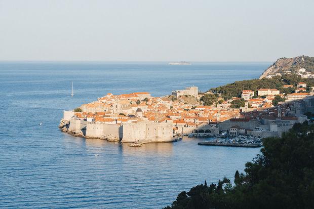 Il s'agit de la vieille ville fortifiée de Dubrovnik en Croatie, surnommée la perle de l'Adriatique pour une bonne raison! L'endroit parlera notamment aux fans de Game of Thrones, étant donné que des endroits de la vieille ville sont utilisés pour le tournage de la série.