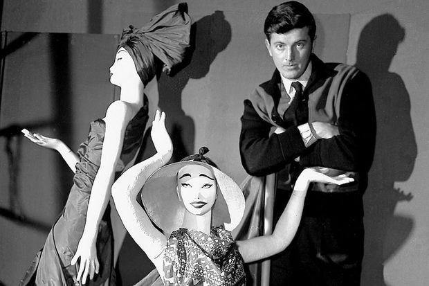 Hubert de Givenchy photographié en 1952 dans sa boutique parisienne