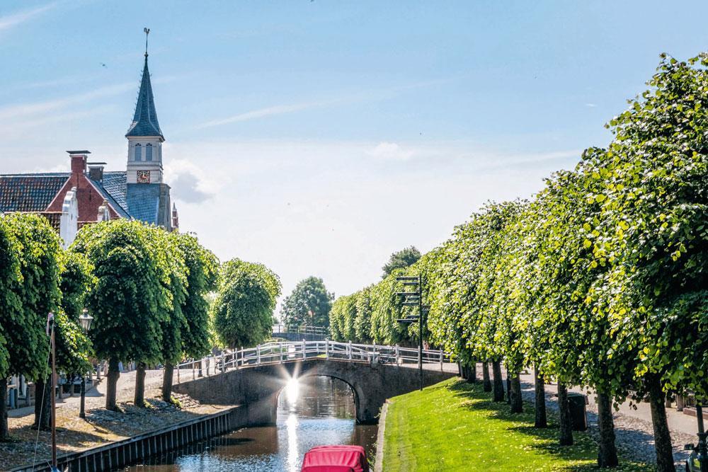 Alanguie le long de son canal, Sloten est l'une des plus petites des onze villes de Frise.