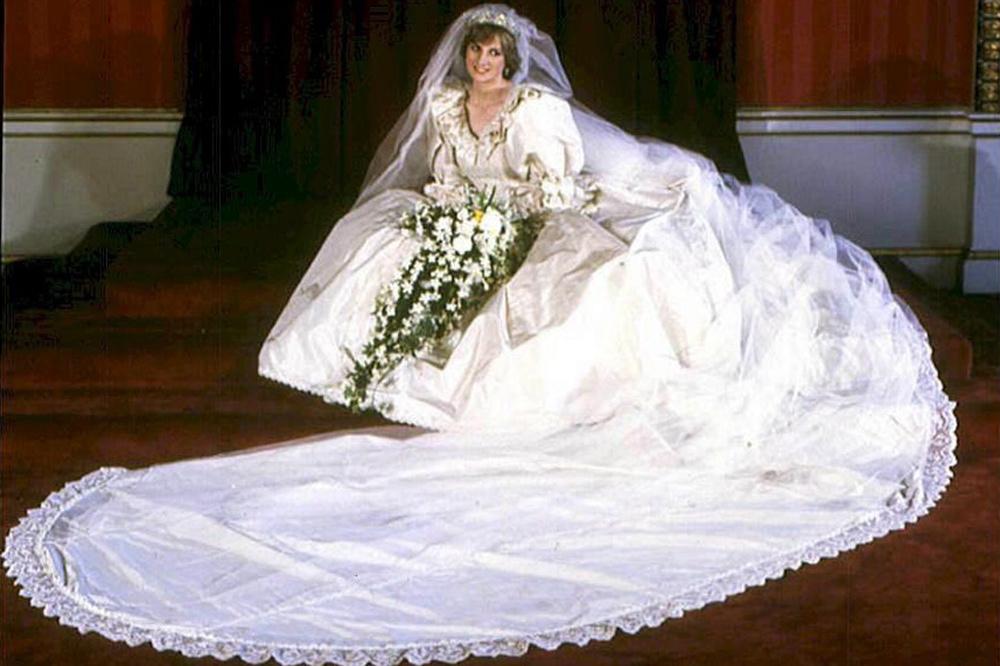 Lady Diana, vêtue de sa fameuse robe de mariée