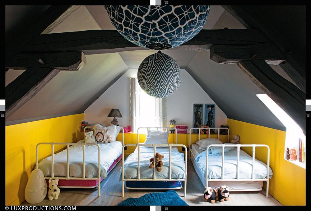 La chambre des enfants est colorée et pensée à la manière d'un dortoir pour y accueillir aussi les copains.