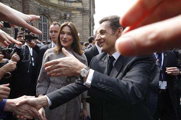 Bain de foule pour le président blin bling français, Nicolas Sarkozy, et son épouse, Carla, en avril 2009