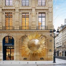 Place Vendôme, Louis Vuitton rend hommage au Roi-Soleil, et à travers lui à la Cour, berceau du luxe à la française.
