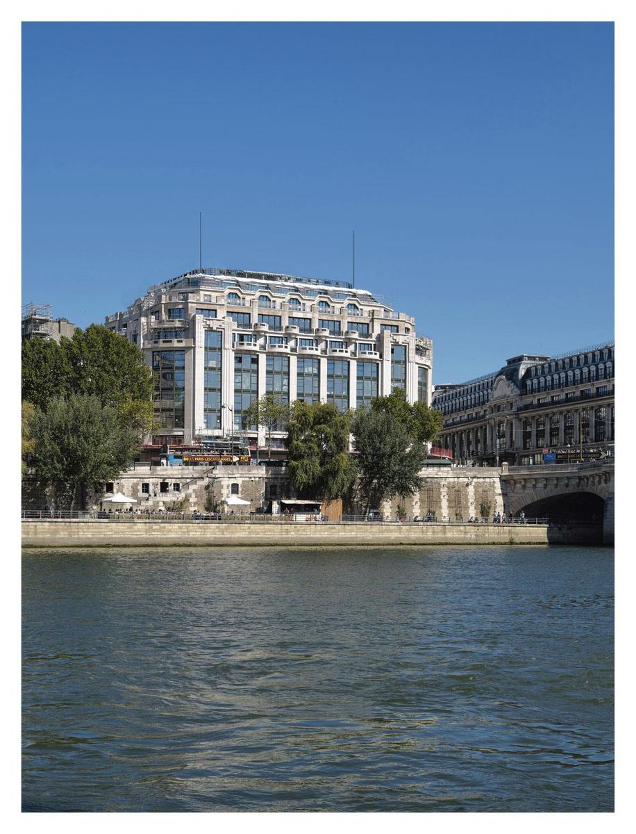 1-- Vue du bâtiment Art déco d'Henri Sauvage pour La Samaritaine, depuis les berges de Seine.