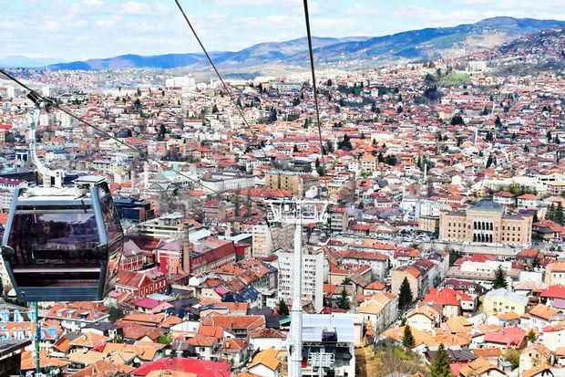 Sarajevo inaugure son téléphérique, symbole de la ville, 26 ans après sa destruction