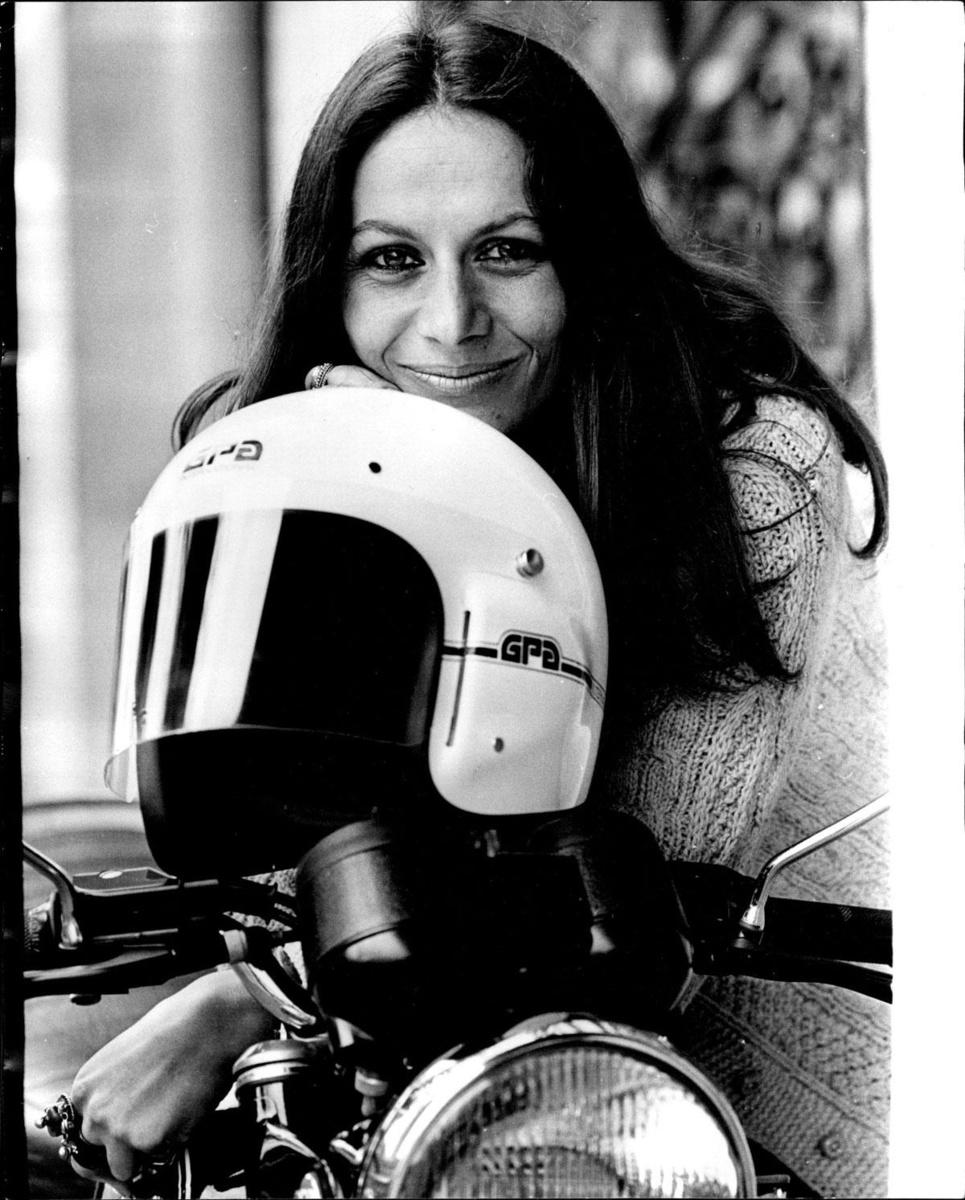 Anne-France Dautheville (1944), journaliste et autrice française, première femme à faire le tour du monde complet à moto.