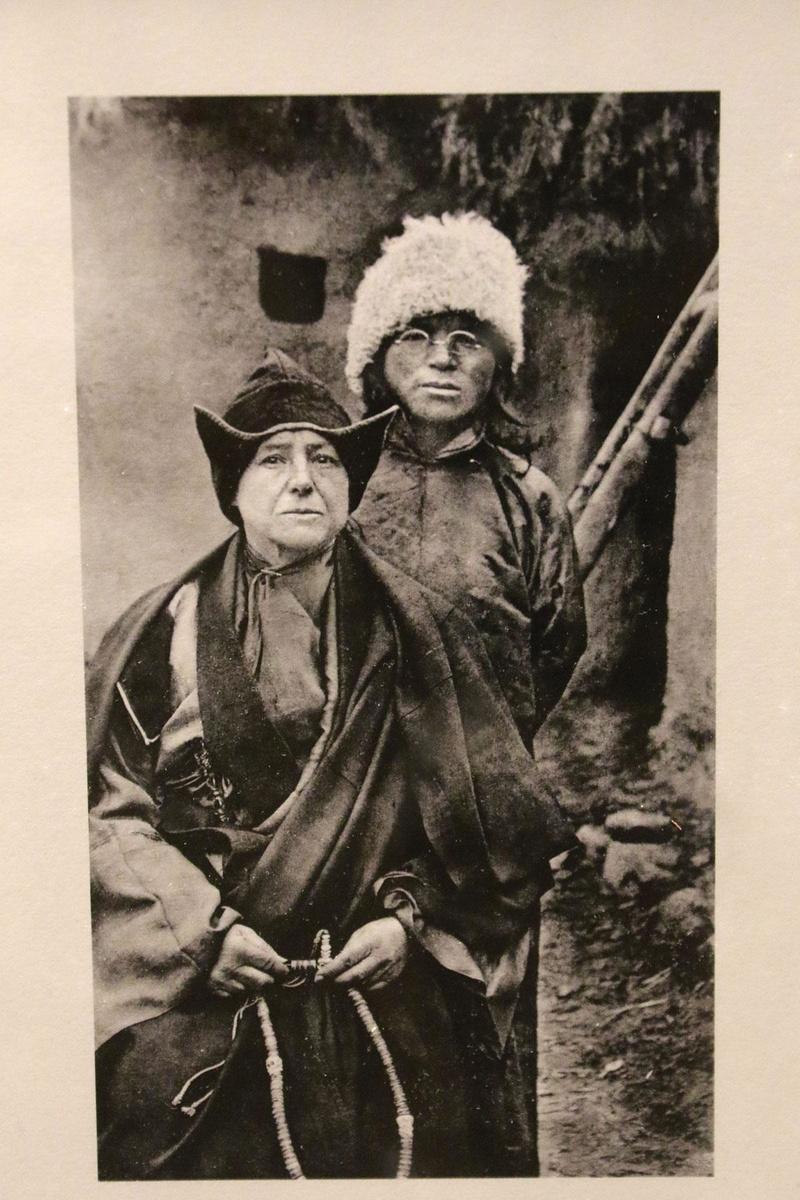 Alexandra David-Néel (1868-1969), cantatrice, orientologue, exploratrice, essayiste ou encore romancière, elle fut la première femme occidentale à pénétrer dans la capitale tibétaine, Lhassa - ici avec son fils adoptif, Aphur Yongden.