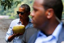 Barack Obama, adepte de l'eau de coco (ici au Laos)