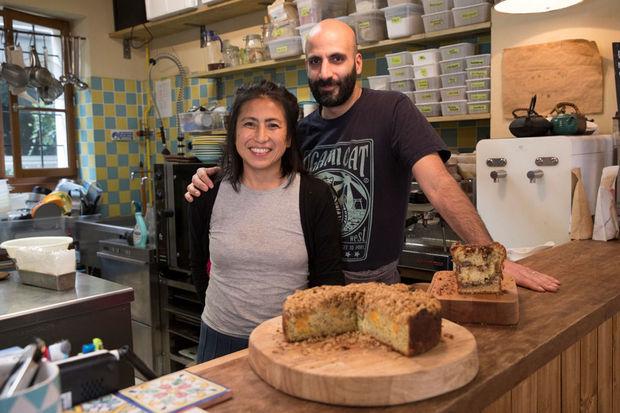 La Japonaise Moko Hirayama et son mari le Libanais Omar Koreitem dans leur micro restaurant d'une vingtaine de couverts à Paris, le Mokonuts.