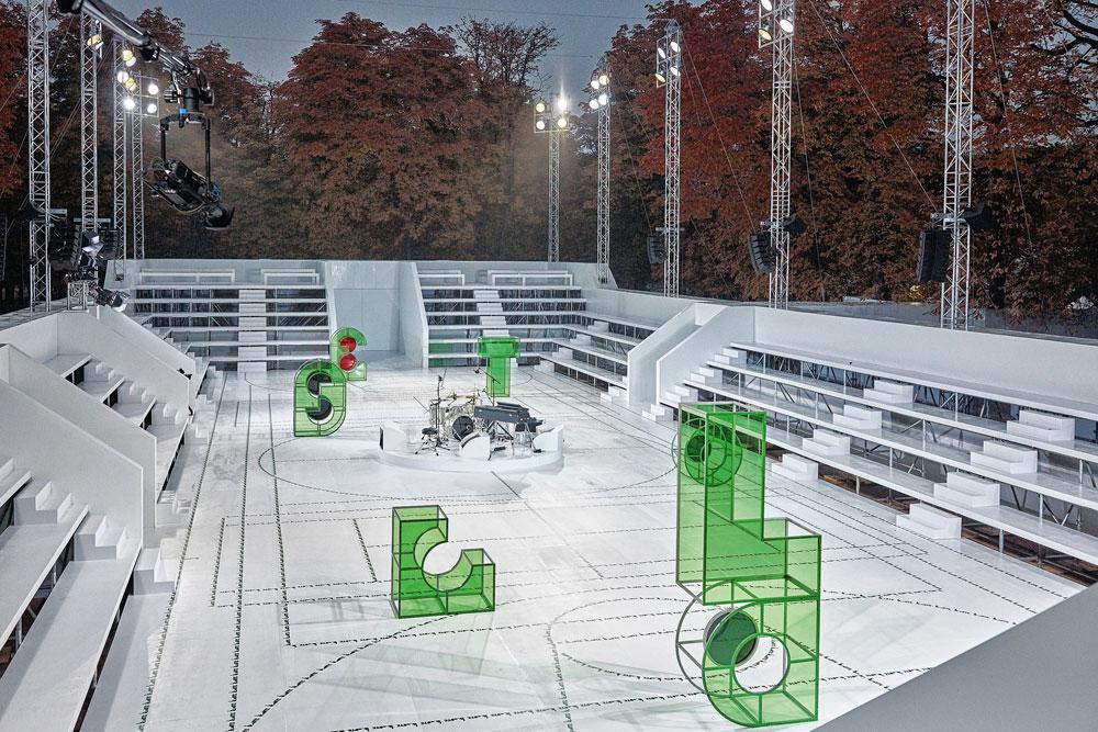 Un court Lacoste au jardin des Tuileries pour un défilé printemps-été sous le signe de ses 85 ans. Jeunesse éternelle.