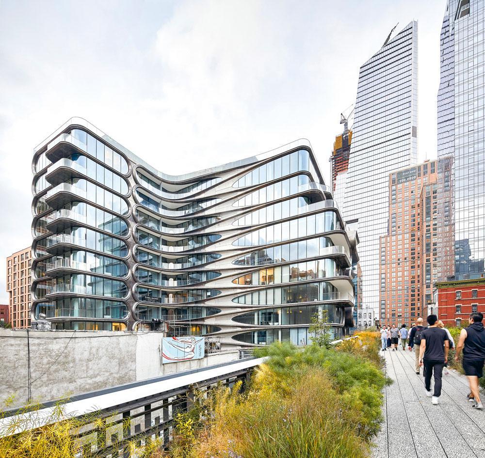 LE COMPLEXE RÉSIDENTIEL 520 WEST 28TH À NEW YORK (2013-2018) - C'est le premier projet de ZHA dans la mégapole. Erigé sur onze étages, cet immeuble d'une trentaine d'appartements de standing établit une relation entre 28th Street et la High Line et fait la part belle au métal qui articule toute la façade. Parmi les espaces communs, on retrouve un jardin, une piscine couverte, un centre de wellness et un cinéma Imax. 