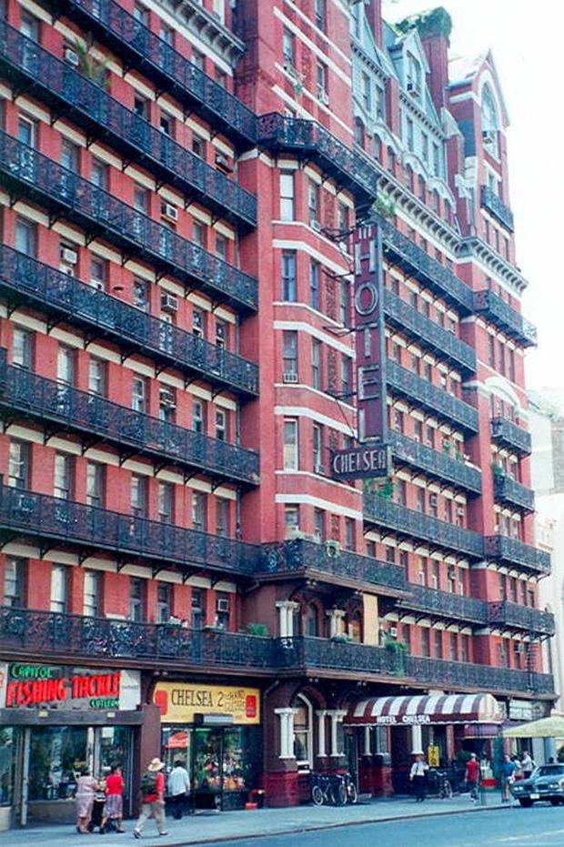 Un SDF sauve les portes du mythique Chelsea Hotel de New York, et les vend pour près un demi million de dollars