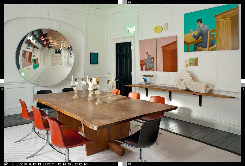 Dans la salle à manger, la table et la console de George Nakashima côtoient les chaises d'Arne Jacobsen.  Le grand miroir concave est une oeuvre de Cerith Wyn Evans, Perverse, inverse, reverse (1997).  Sur le mur de droite, l'ensemble des panneaux peints constitue une oeuvre de Francis Alÿs.