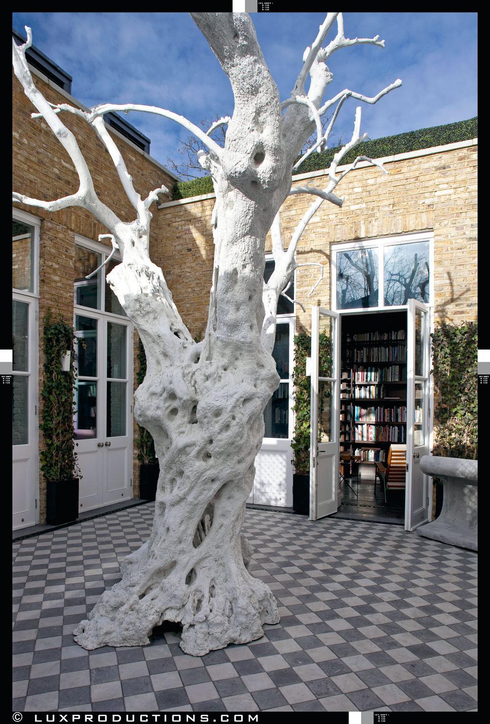 Dans le patio, un arbre en fonte d'aluminium d'Ugo Rondinone repose sur un sol en dalles de marbre anciennes.