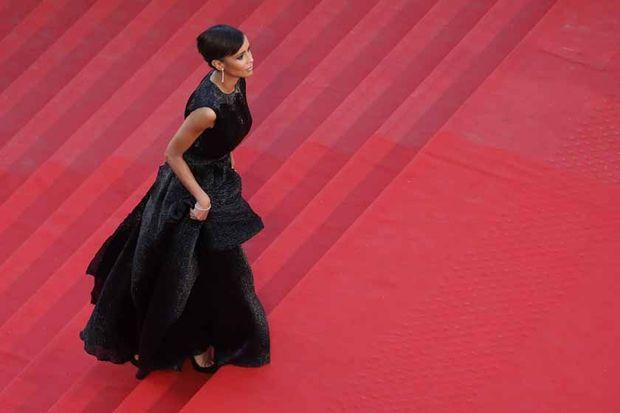 Sonia Rolland montant les marches du 68e Festival de Cannes
